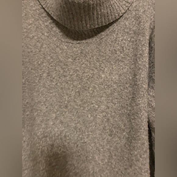 So Women’s/Jr’s Turtleneck, Good Condition, Size is XS Buts Fits XS to Medium - Picture 2 of 7